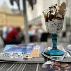 Eiscafe Bella-Italia-Rialto - Mit Wimper im Eis: Walnuss-Becher