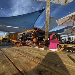 Bushwacker Landing - Picnic table seating