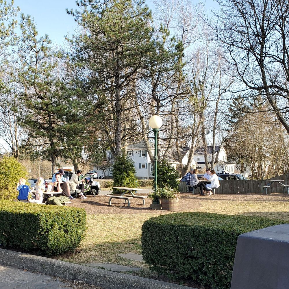 Anderson's Frozen Custard - Picnic table area - Ice Cream & Frozen Yogurt Near Me - Williamsville, New York