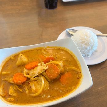 Pad Thai - yellow curry - Thai Near Me - Saint Louis, Missouri