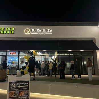Fluffy Fluffy - Exterior: Storefront and line - Coffee & Tea Near Me - Davis, California