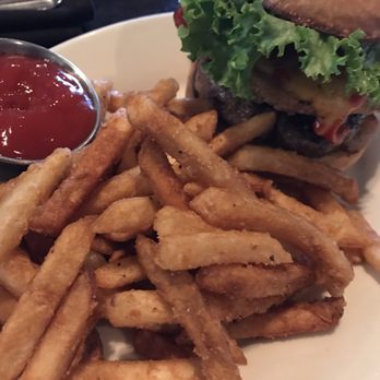 Wakefield Tavern - Southern Cheeseburger Pimento - yummy!!! - American Near Me - Raleigh, North Carolina Wakefield Tavern - Southern Cheeseburger Pimento - yummy!!! - American Near Me - Raleigh, North Carolina