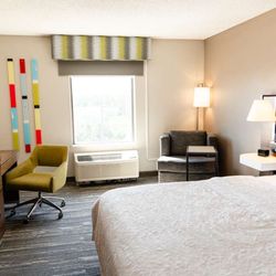 Hampton Inn & Suites Scottsbluff-Conference Center - Guest room