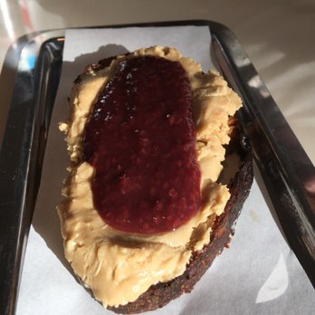 Narda Comedor Diario - Pan de masa madre mas manteca de mani y frambuesa - Argentine Near Me - Buenos Aires, C