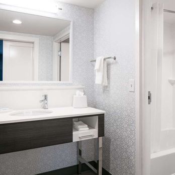 Hampton Inn Dubuque - Guest room bath - Hotels Near Me - Dubuque, Iowa Hampton Inn Dubuque - Guest room bath - Hotels Near Me - Dubuque, Iowa