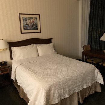 Hampton Inn by Hilton Ottawa - Bed - Hotels Near Me - Ottawa, Ontario