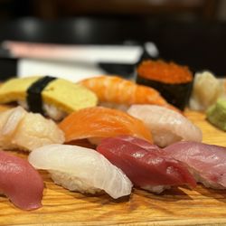 Mitch's Fish Market & Sushi Bar - 10 Piece Sushi おいしい