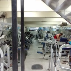 Academia Power Gym - No fundo ao alto fica a sala de local e step. Equipamentos de exercício para superior em geral, smith e hacks.