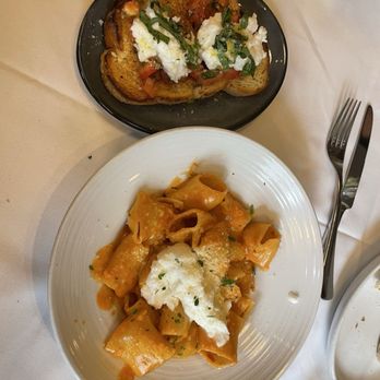 Francesca's On Chestnut - Bruschette con Spinaci and Rigatoni alla Vodka - Italian Near Me - Chicago, Illinois