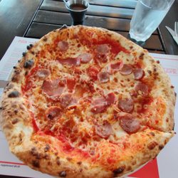 La Grange Urbaine - Pizza les 3 petits cochon. Sauce, mozzarella, bacon, capicollo et saucisse