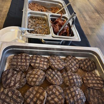 Downtown Grille - Hamburger buffet complete with applewood, smoked bacon and sautéed mushrooms, as well as baked beans and all the deluxe toppings - American Near Me - Orange City, Iowa