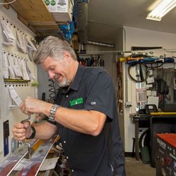 Castle Rock Bike & Ski - Mounting skis