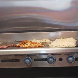 Bud Willman's - Grill with burgers and breakfast items.