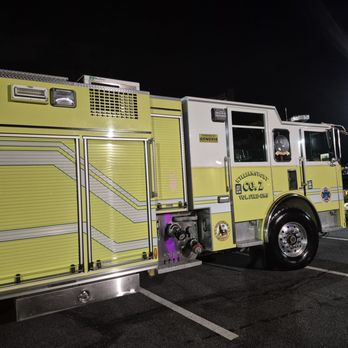 Zaid's Pizza - Beautiful yellow fire engine that's ALWAYS welcome at Zaid's Pizza!  Big discounts for the fire dept and police department. - Pizza Near Me - Hagerstown, Maryland