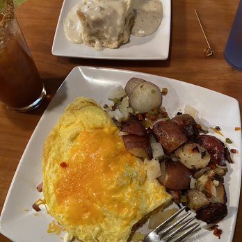 Darbi's Cafe - Denver omelette with potatoes and biscuit and gravy. - American Near Me - Pinetop, Arizona Darbi's Cafe - Denver omelette with potatoes and biscuit and gravy. - American Near Me - Pinetop, Arizona