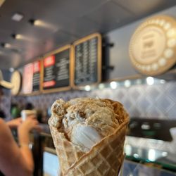 Salt & Straw - Peanut Butter Brittle Caramel Fudge (v)