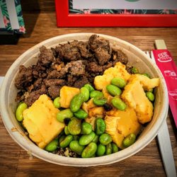 Poké Bay - Beef Bowl mit Rindfleisch, süssem Omlette, Edamame und Qualität oder Reis