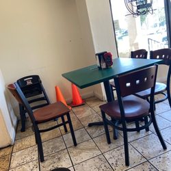 Ragin' Cajun Deli - Little dining area... needs a deep cleaning