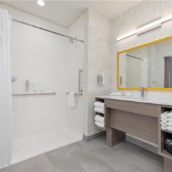 Home2 Suites by Hilton Paris - Guest room bath