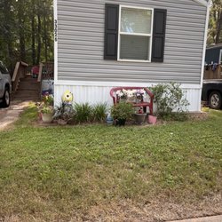 Pinedale Mobile Home Park - Beautiful yard decor