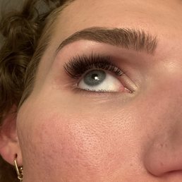 After saying that I specifically do not want a cat eye shape and instead wanted a wispy spiked look this is what I got. Also these brows....