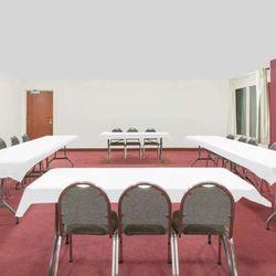 Days Inn by Wyndham Benton - Meeting Room