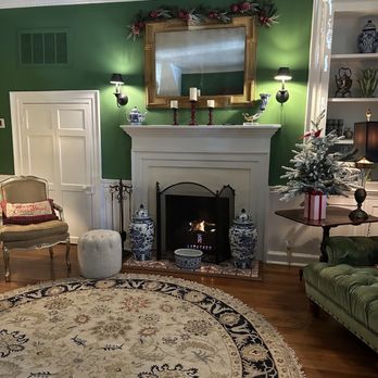 The Smithfield Inn Restaurant & Tavern - Sitting room with fire going - Bed & Breakfast Near Me - Smithfield, Virginia The Smithfield Inn Restaurant & Tavern - Sitting room with fire going - Bed & Breakfast Near Me - Smithfield, Virginia