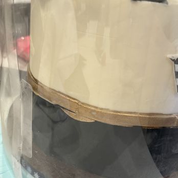Vanilla Flour Designs - The lining of the gold was incredibly sloppy and rushed - Custom Cakes Near Me