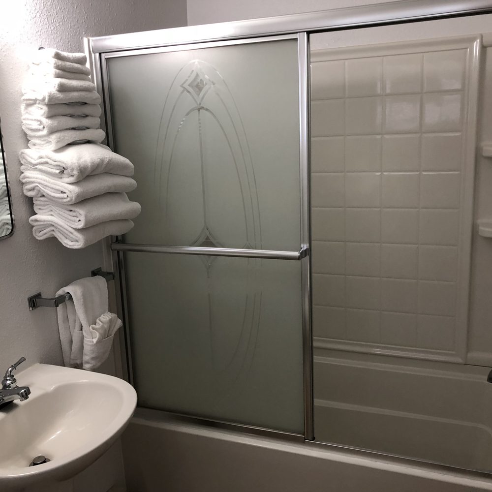 Sage Motel - Clean shower without reusable curtains. - Hotels Near Me - Newcastle, Wyoming Sage Motel - Clean shower without reusable curtains. - Hotels Near Me - Newcastle, Wyoming