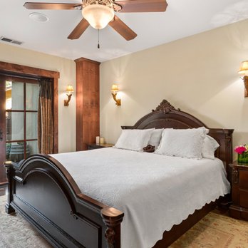 Hacienda Sonoma - The master bedroom's King-sized bed has a luxurious pillow-top mattress and high-end linens. - Vacation Rentals Near Me - Kenwood, California Hacienda Sonoma - The master bedroom's King-sized bed has a luxurious pillow-top mattress and high-end linens. - Vacation Rentals Near Me - Kenwood, California