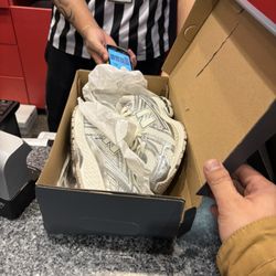 Foot Locker - Assholes trying to give me a broken and fucked-up Box