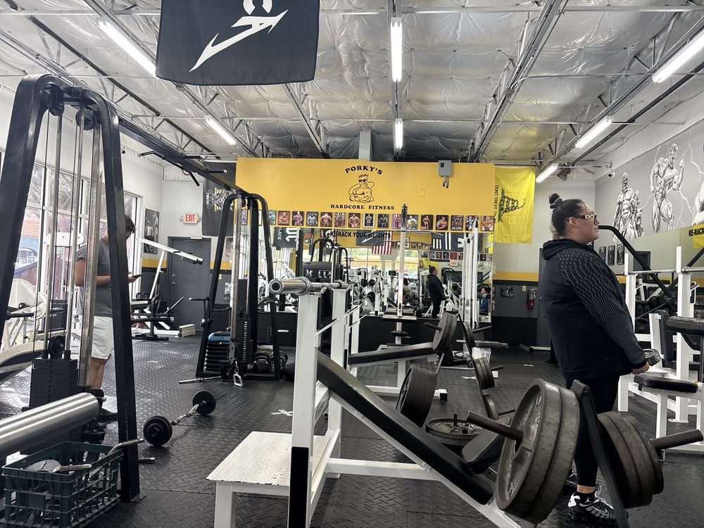 Porky's hardcore fitness Logo