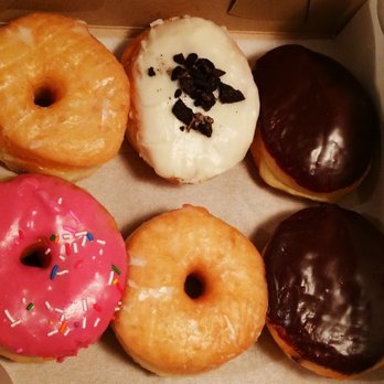 Léché Desserts - 2 butter vanilla, 2 Boston creams, raspberry cream cheese, Oreo cream - Bakeries Near Me - Montreal, Quebec Léché Desserts - 2 butter vanilla, 2 Boston creams, raspberry cream cheese, Oreo cream - Bakeries Near Me - Montreal, Quebec