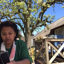 De Landije Dinerclub - Sitting outside on a sunny day