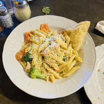 Zion Pizza & Noodle - Grilled chicken Alfredo - Pizza Near Me - Springdale, Utah Zion Pizza & Noodle - Grilled chicken Alfredo - Pizza Near Me - Springdale, Utah