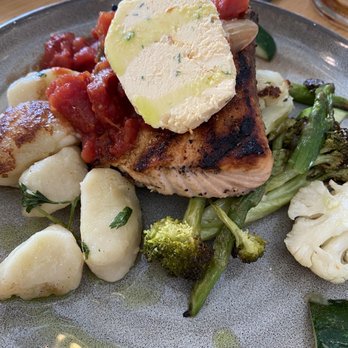 600 Kitchen & Bar - Grilled Salmon - American Near Me - Kalamazoo, Michigan