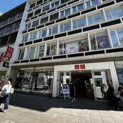 Uniqlo - 07.09.26 4-story building exterior