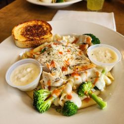 Eat'n Park - Chicken & Broccoli Penne Alfredo Garlic bread