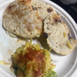 Pupuseria La Familiar - Pupusas revueltas Curtido