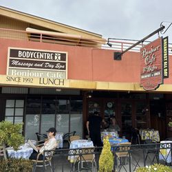 Bonjour Café & Bistro - Cute place