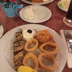 Athen - Vorne: Gebackene Calamari, Suvlaki, Reis und Salat / Hinten: Gyros, Suvlaki, Suzuki, Schweinelende, Reis, Bohnen und Salat