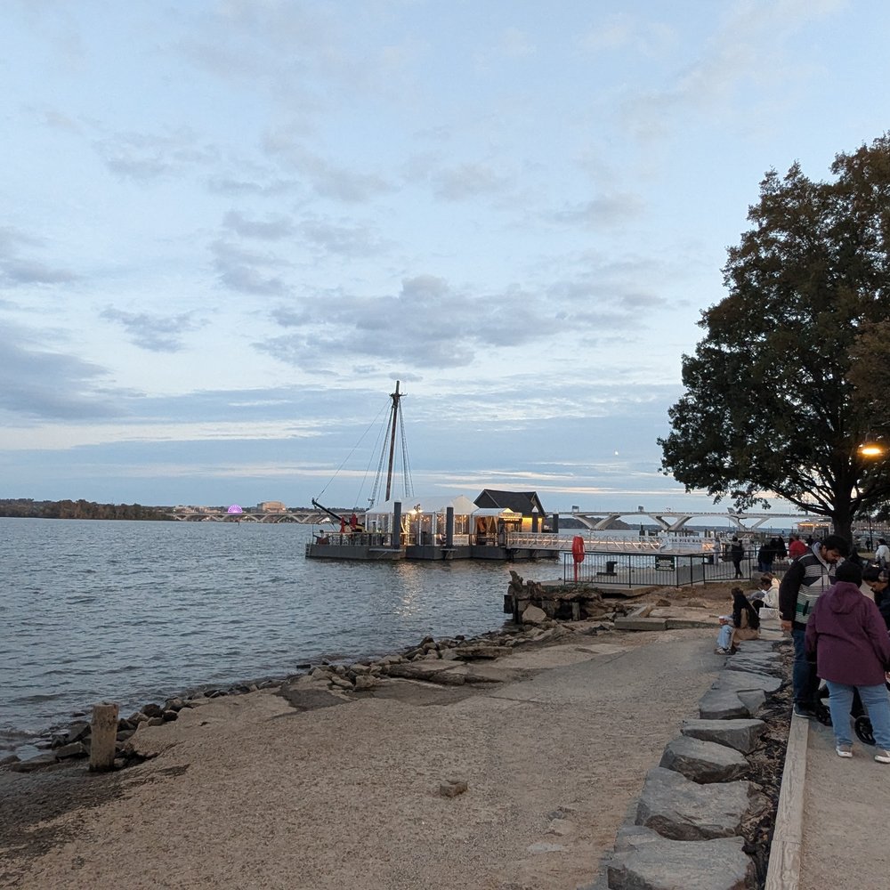 Waterfront Park - Parks Near Me - Alexandria, Virginia