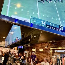 Bare Bones Grill and Bar - Lots of Ravens in a few minutes at Bare Bones in Ellicott City MD!