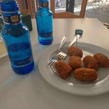 Bar Casa Encarna - Agua con gas y croquetas gambón - Mediterranean Near Me - Granada, GR
