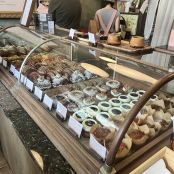 Del Sur Bakery & Cafe - Filipino Near Me - Chicago, Illinois