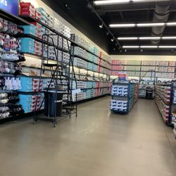 SKECHERS Warehouse Outlet - Clean and organized