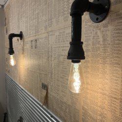 1806 BBQ - Bathroom wallpaper is a history lesson.