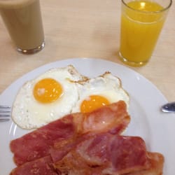 Cantina Empleados T2 - Buen sitio para coger fuerzas y comenzar a trabajar. El precio para los empleados es bastante asequible.