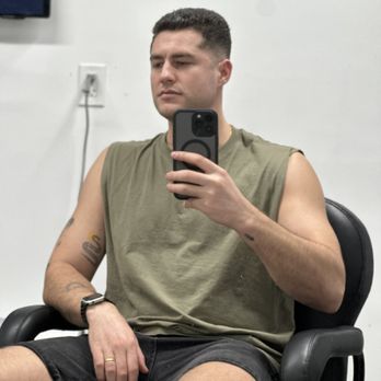 Pavem’s Barbershop - Barbers Near Me - Miami, Florida Pavem’s Barbershop - Barbers Near Me - Miami, Florida