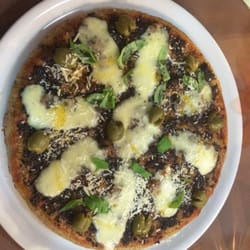 Girasole - Pizza mit dunkler Olivenpaste,  Pecorino und Grünen Oliven.